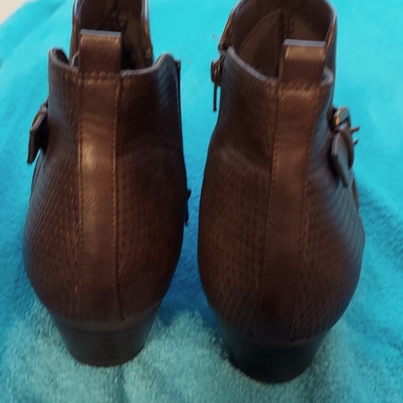 Cloudwalker Leather Like Brown Booties - Picture 5 of 7